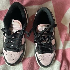 Nike Black and Pink Sneakers Classic Basketball-Inspired Design